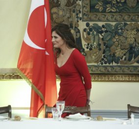 Κόκκινο βαθύ ντεκολτέ για την Μπέτυ Μπαζιάνα, αυστηρό look Μαρέβας & μαντήλα για την Εμινέμ Ερντογαν στο Προεδρικό (Φωτό)