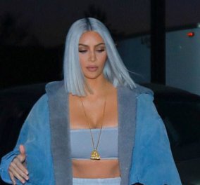 Η Kim Kardashian έβαψε τα μαλλιά της γαλάζια, έβαλε γαλάζια ρούχα & έκανε Blue Christmas (ΦΩΤΟ)