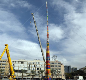 Βίντεο: Χιλιάδες πολίτες έχτισαν έναν πύργο ύψους 36 μέτρων από πλαστικά τουβλάκια στο Ισραήλ 