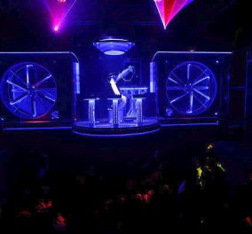 Έγινε κι αυτό: Ρομπότ DJ παίζει μουσική σε κλαμπ της Πράγας με τις τεράστιες τανάλιες (ΒΙΝΤΕΟ) 