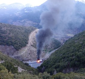 ΦΩΤΟ - ΒΙΝΤΕΟ: Ολοσχερής καταστροφή νταλίκας από πυρκαγιά - Κλειστή η Εγνατία στο Μέτσοβο