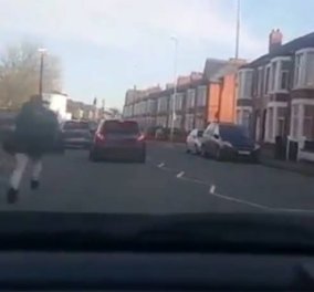 Απίστευτο βίντεο: Πεζός γρονθοκόπησε άσχημα οδηγό γιατί πήγε να τον πατήσει  