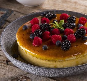 Βίντεο: Ο Άκης Πετρετζίκης δημιουργεί ένα ιδιαίτερο γλυκό: Υπέροχο Japanese cheesecake