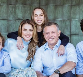 Πως ευχήθηκε Καλή Χρονιά η καλλονή Βασίλισσα Ράνια της Ιορδανίας - Φώτο με όλη την οικογένεια 