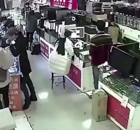 Βίντεο: Ένας άνδρας δάγκωσε την μπαταρία iPhone για να δει αν είναι γνήσια & αυτή έσκασε