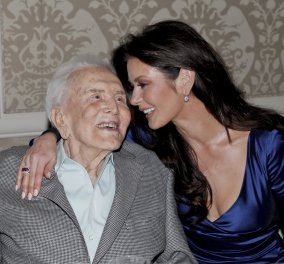 Η Catherine Zeta Jones φωτογραφήθηκε με τον 101 ετών ηθοποιό - πεθερό της Kirk Douglas στις Χρυσές Σφαίρες