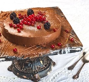 H Αργυρώ Μπαρμπαρίγου μας δείχνει πως να φτιάξουμε τούρτα σοκολάτας της τελευταίας στιγμής 