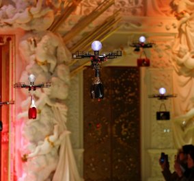 H επίδειξη μόδας της χρονιάς έγινε με drone: Τσάντες πετούσαν πάνω από τα κεφάλια του κοινού με απόφαση Dolce and Gabbana   
