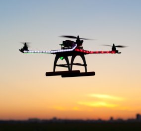 Έρχονται τα… έξυπνα και αυτόνομα drones που πετάνε με 30 χλμ. την ώρα & αποφεύγουν εμπόδια (ΒΙΝΤΕΟ)
