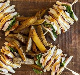 Ο Άκης Πετρετζίκης μας δείχνει πως να φτιάχνουμε εκπληκτικά κλαμπ σάντουιτς για ωραιότατα σνάκς (ΒΙΝΤΕΟ) 