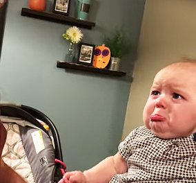 Το πιο χαριτωμένο βίντεο της ημέρας: Αυτό το μωρό είναι το πιο ζηλιάρικο που έχετε δει ποτέ σας!