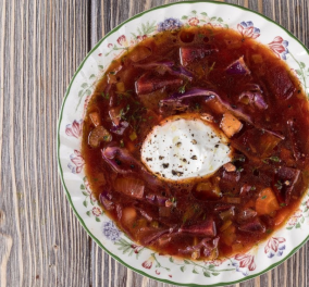 Ο Άκης Πετρετζίκης δημιουργεί: Πεντανόστιμη σούπα Borscht ότι πρέπει για τις κρύες μέρες του Χειμώνα (ΒΙΝΤΕΟ)