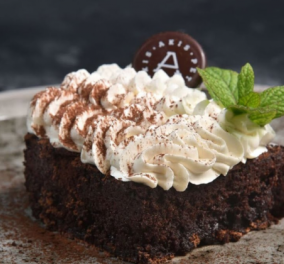 Ο Άκης Πετρετζίκης μας δείχνει πως να φτιάχνουμε εκπληκτικό κέικ σοκολάτας χωρίς γλουτένη (ΒΙΝΤΕΟ)