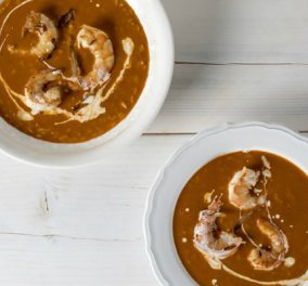Μια υπέροχη σούπα bisque με γαρίδες και φινόκιο μας προτείνει ο Άκης Πετρετζίκης - Στην κουζίνα ολοταχώς!