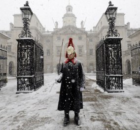 Σε «κόκκινο συναγερμό» το Λονδίνο: Η χιονοθύελλα σάρωσε τα πάντα (ΒΙΝΤΕΟ)