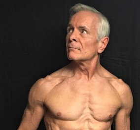 Άνδρας με απίστευτα γυμνασμένο κορμί διατηρεί τον τίτλο του πιο γυμνασμένου 68χρονου (ΦΩΤΟ - ΒΙΝΤΕΟ)