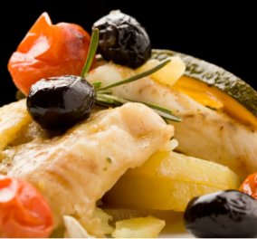 Gourmet απόλαυση από τον μετρ Έκτορα Μποτρίνι - Λαχταριστό φιλέτο μπακαλιάρου με φινόκιο, ελιές & δεντρολίβανο