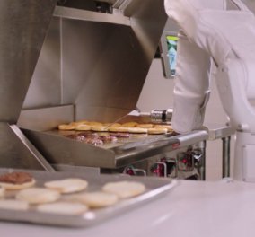 CallBurger: Αυτό είναι το υπερεξελιγμένο, χαριτωμένο ρομποτάκι που ψήνει & σερβίρει το burger σας (ΒΙΝΤΕΟ)