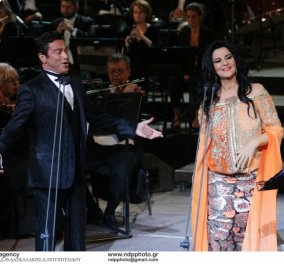 O Μάριος Φραγκούλης & η κορυφαία υψίφωνος Anghela Georgiu σε αστείο στιγμιότυπο πάνω στην σκηνή  