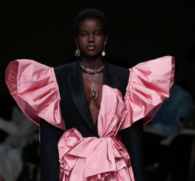 Εβδομάδα Μόδας - Παρίσι: Ρούχα γεμάτα ένταση & ρομαντισμό στην νέα κολεξιόν του Alexander McQueen