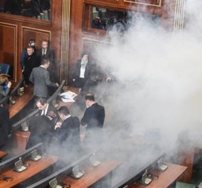 Βουλευτές της αντιπολίτευσης εκτόξευσαν δακρυγόνα μέσα στο κοινοβούλιο του Κοσόβου (ΒΙΝΤΕΟ)