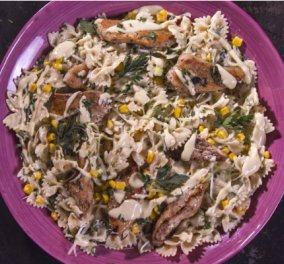 Με πεντανόστιμη & light σαλάτα με ζυμαρικά και κοτόπουλο από τον Άκη Πετρετζίκη ξεκινάμε την εβδομάδα