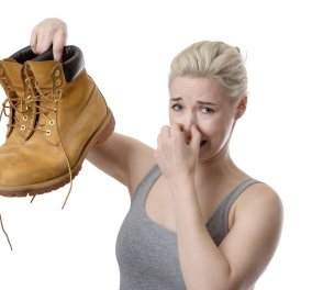 Αντιμετωπίστε την κακοσμία των παπουτσιών σας με ένα απλό τρικ! 
