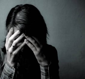 Γιατί είναι η κατάθλιψη συχνότερη στις γυναίκες; Σε ποιες ηλικίες σαρώνει