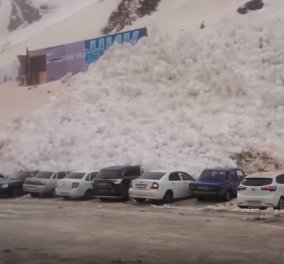 Απίστευτες εικόνες- Χιονοστιβάδα καταπλακώνει αυτοκίνητα στη Ρωσία (ΒΙΝΤΕΟ)