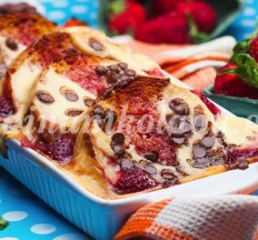 Ένα εντυπωσιακό γλυκό από την Ντίνα Νικολάου! Πουτίγκα με ψωμί μπριος, φράουλες & σοκολάτα