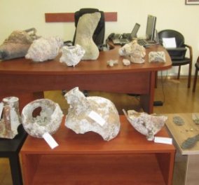 Ζευγάρι Γερμανών συνταξιούχων συνελήφθη για αρχαιοκαπηλία- Δεκάδες αρχαία αντικείμενα & όπλα βρέθηκαν στην κατοχή τους