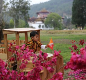 Πάμε στο εξωτικό Μπουτάν; Ο μικρός πρίγκιπας κάνει περίπατο με την καλλονή μαμά & τον Βασιλιά μπαμπά του (ΦΩΤΟ)