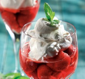 Η Αργυρώ Μπαρμπαρίγου μας προτείνει ένα δροσερό και ελαφρύ γλύκισμα: Φράουλες με κρέμα τυριού!  