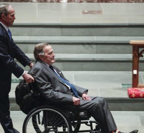 Δείτε τις κάλτσες που έβαλε ο Τζωρτζ Μπους στην κηδεία της γυναίκας του για να την τιμήσει (ΦΩΤΟ)