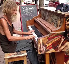 Βίντεο of the day: Ένας άστεγος άνδρας παίζει πιάνο στη Φλώριντα, εκεί που υπάρχουν δημόσια προς χρήση, και μας συγκινεί...