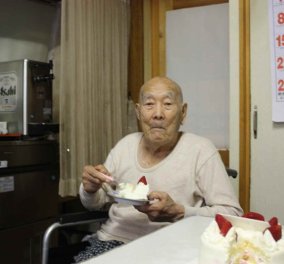 Τρώει τούρτα φράουλα Ιάπωνας 112 ετών- Είναι επίσημα ο γηραιότερος άντρας του κόσμου (ΦΩΤΟ)