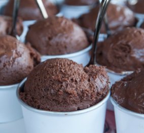 Ελαφριά, εύκολη & πεντανόστιμη μους σοκολάτα σε μορφή παγωτού από τον αρτίστα Στέλιο Παρλιάρο