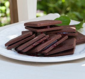 Ας φτιάξουμε τα πιο τέλεια μπισκότα σοκολάτας με μαρμελάδα με τη βοήθεια του αρτίστα Στέλιου Παρλιάρου