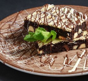 Ο Άκης Πετρετζίκης σε μια εκπληκτική συνταγή: Φτιάχνει υπέροχα Brownies διπλής σοκολάτας!