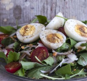 Τώρα που τα αυγά στο σπίτι είναι... πολλά, ας φτιάξουμε την υπέροχη σαλάτα με φακές του Άκη Πετρετζίκη