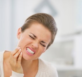 Με αυτούς τους 10 τρόπους θα μειώσετε τον πόνο στα ευαίσθητα δόντια σας!
