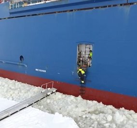 Απίστευτο! Ναυτικός ανεβαίνει σε κινούμενο πλοίο στις παγωμένες ακτές της Φινλανδίας (ΒΙΝΤΕΟ)  