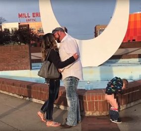 Ξεκαρδιστικό βίντεο με 3χρονο μπόμπιρα: Χάλασε την πρόταση γάμου της μαμά του με τον πιο αστείο τρόπο!   