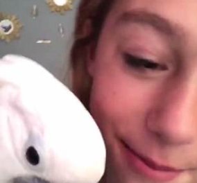 Απίθανο βίντεο με νεαρή κοπέλα: Πήρε τον παπαγάλο της για να την βοηθήσει να βγάλει ένα δόντι  