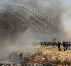 Παγκόσμια συγκίνηση προκαλεί το μακελειό με 58 νεκρούς Παλαιστίνιους στη Γάζα: Συνταρακτικές εικόνες από το πεδίο μάχης