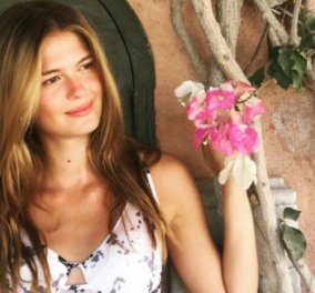 H Aμαλία Κωστοπούλου ποζάρει με μαγιό- Το instagram χειροκροτεί την αριστοκρατική ομορφιά της