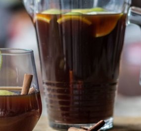Ποτό με μαυροδάφνη και μαύρη μπίρα από τον μοναδικό μας Άκη Πετρετζίκη! 