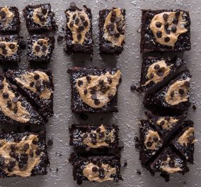 Ένα μοναδικό γλυκό από τον Άκη Πετρετζίκη με ένα υλικό- έκπληξη! Brownies με κολοκυθάκια