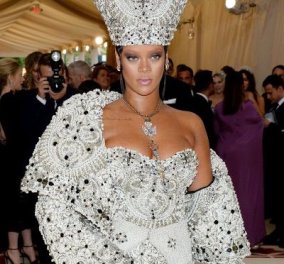 Rihanna: Και τώρα σεξοβόμβα! Ξεσήκωσε τους φανς της όχι με τραγούδια αλλά με μαύρο μπουστιέ της δικής της σειράς εσωρούχων (ΦΩΤΟ)