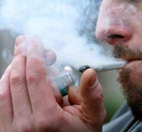 Έρευνα: Τετραπλάσια η χρήση κάνναβης γονέων που καπνίζουν συγκριτικά με τους μη καπνιστές